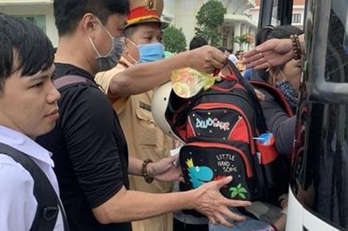 CSGT hỗ trợ chuyển tải hành khách đi tàu tại ga Nha Trang do ngập lụt