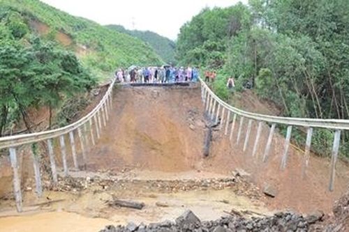 Hơn 50 mét đường biến mất, Quốc lộ 26 hoàn toàn tê liệt