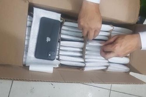 Phát hiện lô hàng gần 900 chiếc Iphone nhập lậu