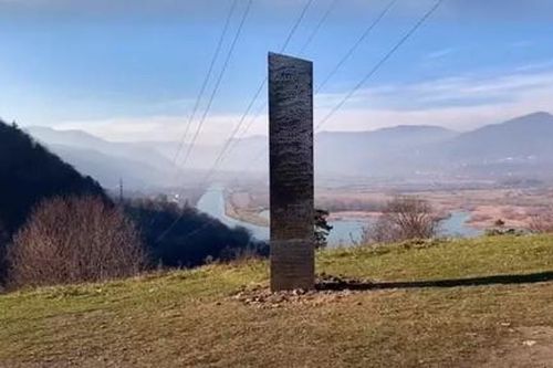 Romania phát hiện cột kim loại bí ẩn tương tự như xuất hiện ở Mỹ