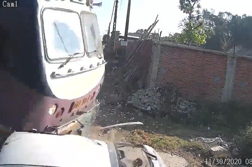 Cố băng qua đường ray, ô tô con bị tàu hỏa tông lật ngửa