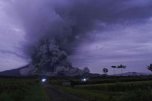 Indonesia: Núi lửa Semeru phun trào, hàng trăm người phải sơ tán