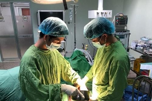 Kinh hoàng máy xay thịt 'cuốn' trọn bàn tay