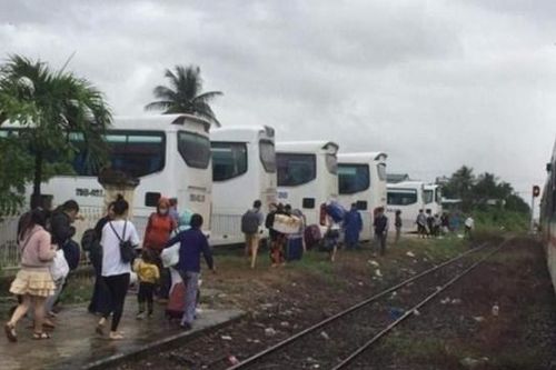 Hỗ trợ chuyển tải hành khách đi tàu tại ga Nha Trang qua khu vực ngập lụt