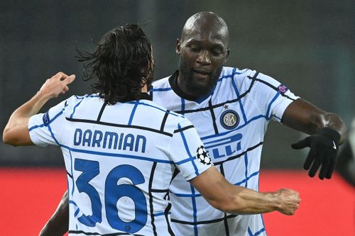 VAR cứu Inter tránh bị loại sớm tại Champions League