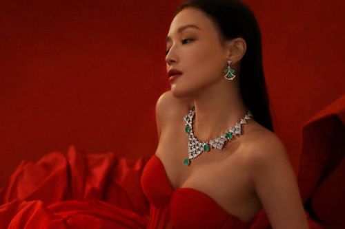 Thư Kỳ gợi cảm khi diện váy áo đỏ