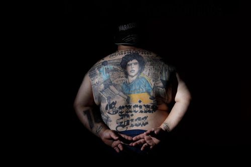 Xăm hình Maradona để tưởng niệm