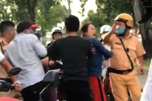 CSGT TP.HCM bị hành hung