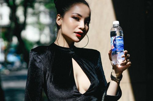Bạn trẻ TP.HCM diện đồ hơn 10 triệu đồng xuống phố