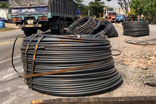 Cuộn sắt nặng hàng tấn rơi xuống đường, nhiều người thoát chết