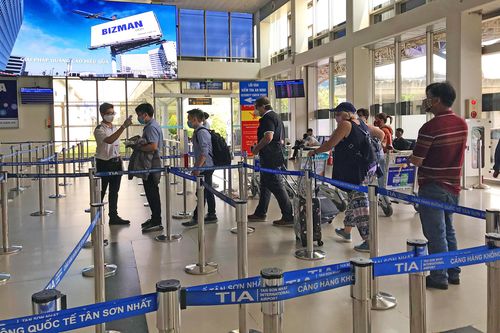Sân bay Tân Sơn Nhất siết chặt quy định đeo khẩu trang với hành khách