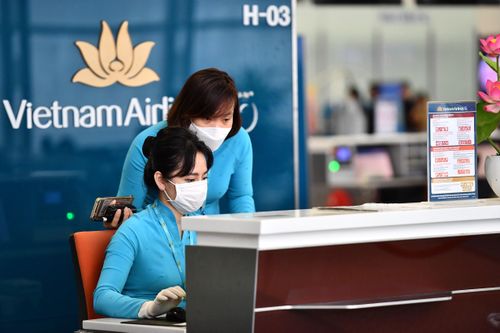Vietnam Airlines mất gì khi nam tiếp viên vi phạm quy định cách ly?