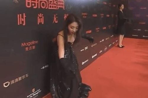 Người đẹp Hình Phi bị rơi tóc giả trên thảm đỏ