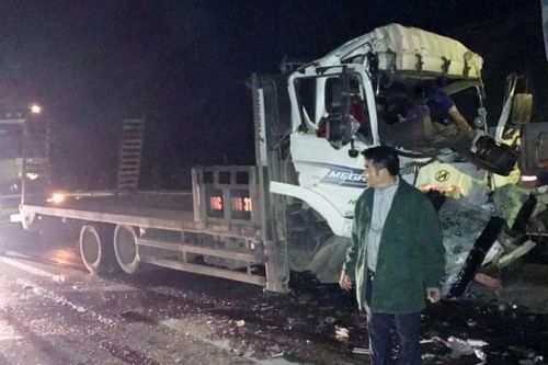 Tai nạn giao thông mới nhất hôm nay 2/12: Xe tải đâm xe đầu kéo trên cao tốc, 2 người tử vong