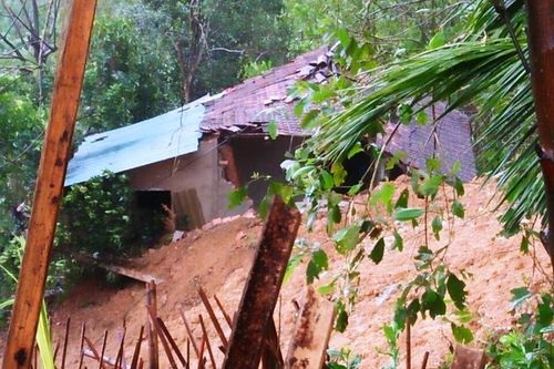 Quảng Ngãi: 400 hộ dân bị cô lập do sạt lở núi