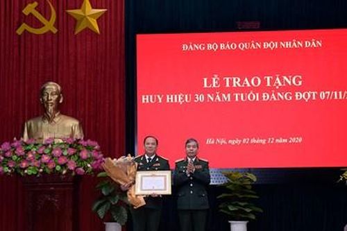 Đại tá Đoàn Xuân Bộ, Tổng biên tập Báo Quân đội nhân dân nhận Huy hiệu 30 năm tuổi Đảng