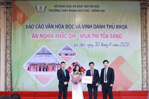 Vinh danh thủ khoa - truyền cảm hứng tới khóa sau