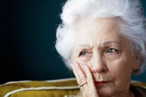 Vô tình nghe cuộc nói chuyện của dâu cả và dâu út, mẹ chồng chảy nước mắt