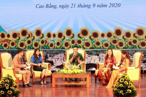 Thấm nhuần phong cách Bác Hồ: 'Nói đi đôi với làm'