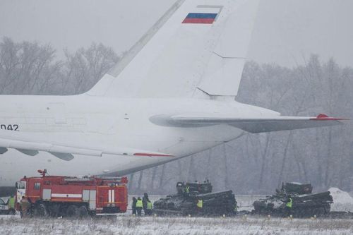 Hai xe tăng Nga cứu hộ vận tải cơ khổng lồ An-124 ra sao?
