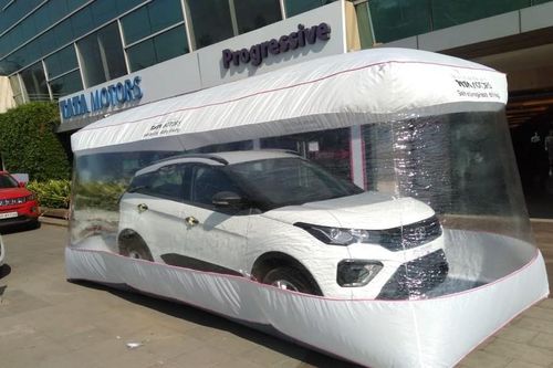 Đặt ôtô trong 'bong bóng' để giao cho khách hàng