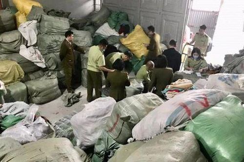 Phát hiện kho quần áo có dấu hiệu nhập lậu lớn nhất từ trước đến nay