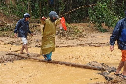 Quốc lộ bị lũ cuốn đứt đôi, dân lội suối băng rừng về nhà