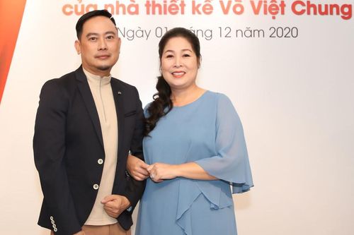NSND Hồng Vân mừng NTK Võ Việt Chung nhận huân chương
