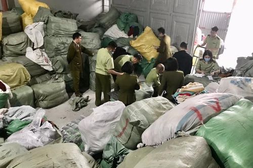 Phá kho hàng lậu lớn nhất miền Bắc, bắt 28,3 tấn quần áo 'sida'