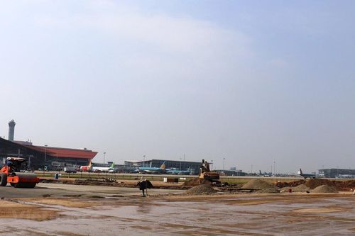 Một đường băng Nội Bài sẽ được sửa xong để khai thác bay cao điểm Tết