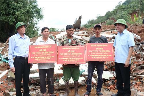Hỗ trợ các gia đình ở Đắk Lắk có nhà bị sập hoàn toàn do mưa lũ
