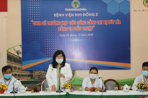 Cứu sống cánh tay bị đứt lìa cho bé trai 8 tuổi