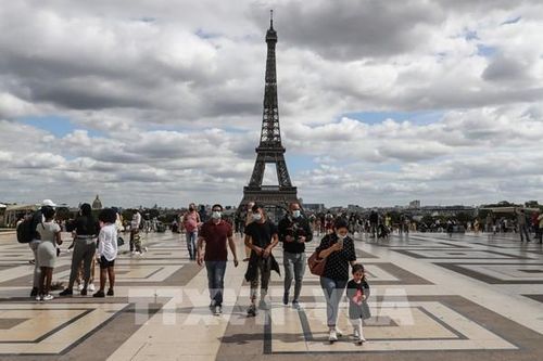 Bán đấu giá một đoạn cầu thang của Tháp Eiffel được gần 300.000 euro