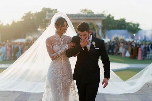 Hai năm lên xe hoa với đàn chị hơn 10 tuổi, Nick Jonas và nàng Hậu tình tứ khiến fan phát 'hờn'