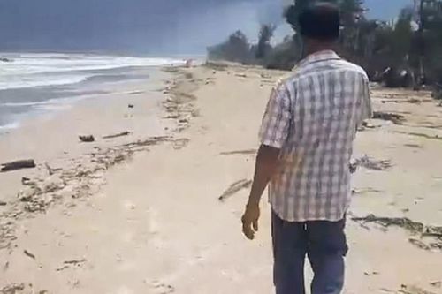 Đi dạo trên bãi biển, lão ngư dân nghèo bỗng đổi đời khi nhặt được 'báu vật biển' trị giá hơn 74 tỷ đồng