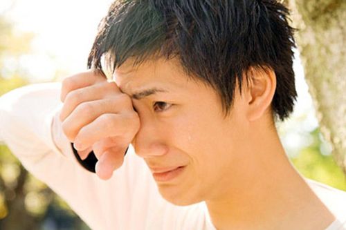 Cô gái từ chối điện thoại bạn trai tặng, vay tiền người yêu cũ để mua, dân mạng 'rần rần' bất bình
