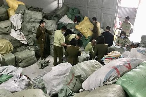 Thu giữ lô quần áo 'sida' nhập lậu lớn nhất miền Bắc, chuẩn bị tung lên Facebook bán