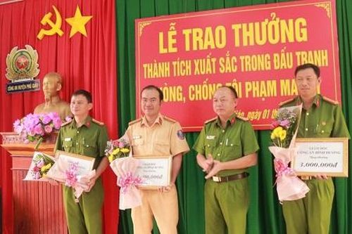 Công an Bình Dương khen thưởng các tập thể trong vụ triệt xóa tụ điểm sản xuất ma túy quy mô lớn