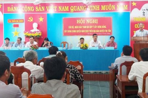 Lãnh đạo huyện Tri Tôn đối thoại với nhân dân