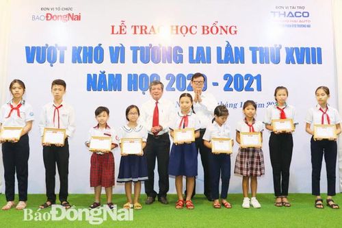 Trao 100 suất học bổng Vượt khó vì tương lai lần thứ XVIII