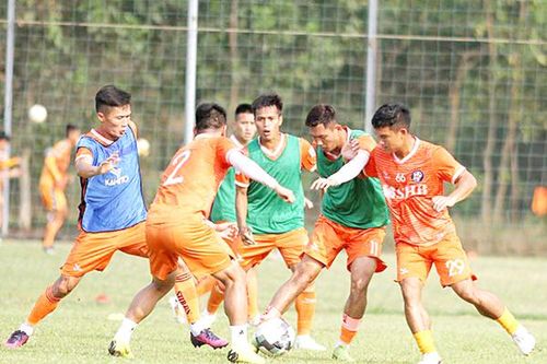 Sôi động thị trường chuyển nhượng cầu thủ