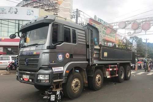 Pleiku: Xe máy bị cuốn vào gầm xe tải, 2 cha con trọng thương