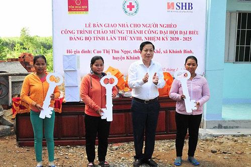 Bàn giao 15 căn nhà cho người nghèo huyện Khánh Vĩnh