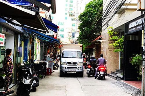 Cấm ô tô lưu thông, dừng, đỗ trên đường Tôn Đản