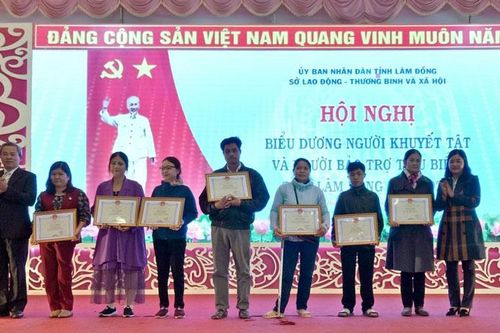 Biểu dương, khen thưởng 83 người khuyết tật và người bảo trợ tiêu biểu