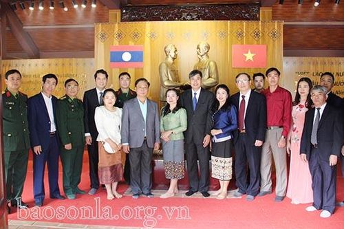 Các đồng chí lãnh đạo tỉnh dâng hương tại Khu di tích lịch sử cách mạng Việt Nam – Lào