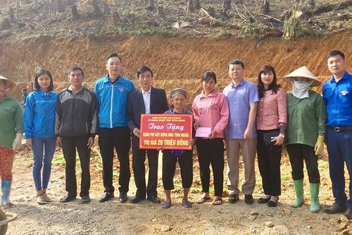 Trao 20 triệu hỗ trợ xây dựng nhà tình nghĩa