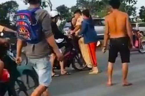 Tấn công CSGT để giải thoát cho người nhà vi phạm giao thông