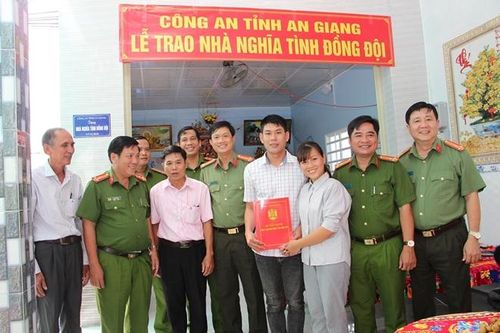 Công an tỉnh An Giang bàn giao 2 căn Nhà Nghĩa tình đồng đội