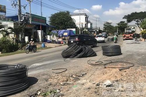 Sắt cuộn hàng chục tấn kéo nhau rơi xuống đường, đè nát xe máy